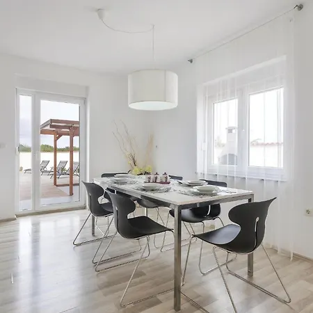 Stunning In פולה