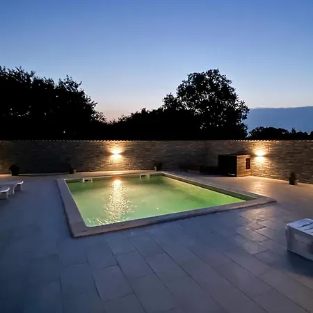 Stunning In פולה