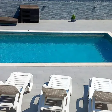In With Outdoor Swimming Pool * Pula
