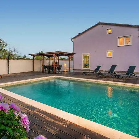 Holiday home In With Outdoor Swimming Pool Pula