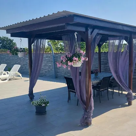 Stunning In بيت للعطل بولا