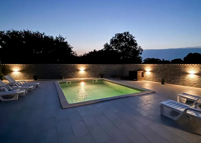 Stunning In بولا